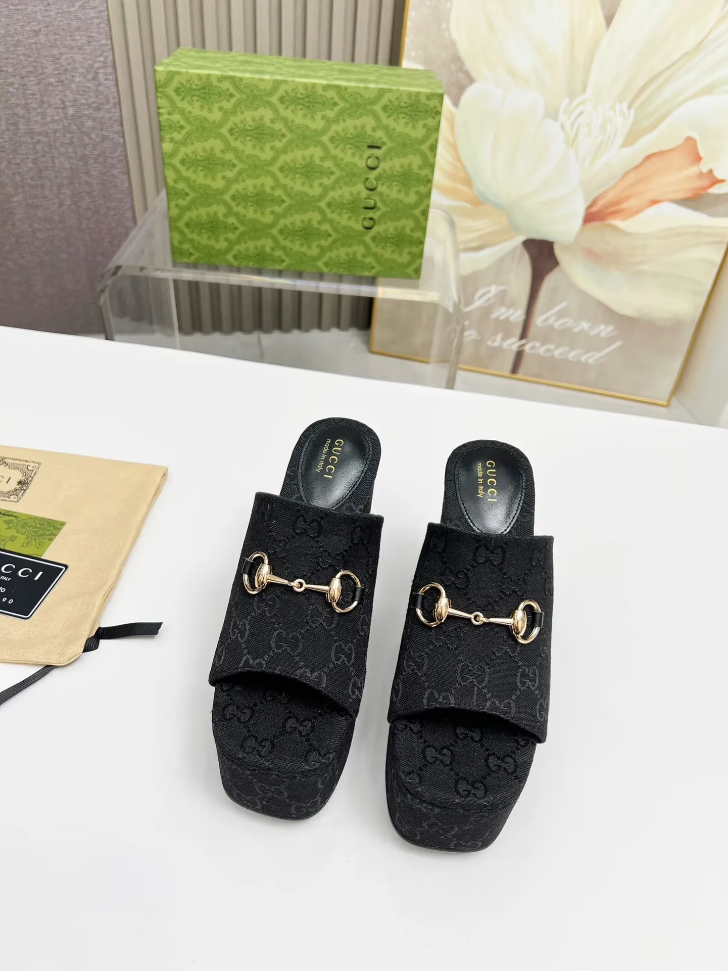 👟👟Ex-factory price 440👟👟 Gucci's new slippers, fashionable, high-end and full of personality✅ Very stable, comfortable and durable for daily use, convenient and unique for daily matching, a must-have classic for summer, the upper uses GUCCI brand buckles Inner/foot pads: sheepskin Platform height: 11cm Color: black, brown Size: 35-42 (41, 42 need to be customized) Packing: Comes with cloth bag cards.